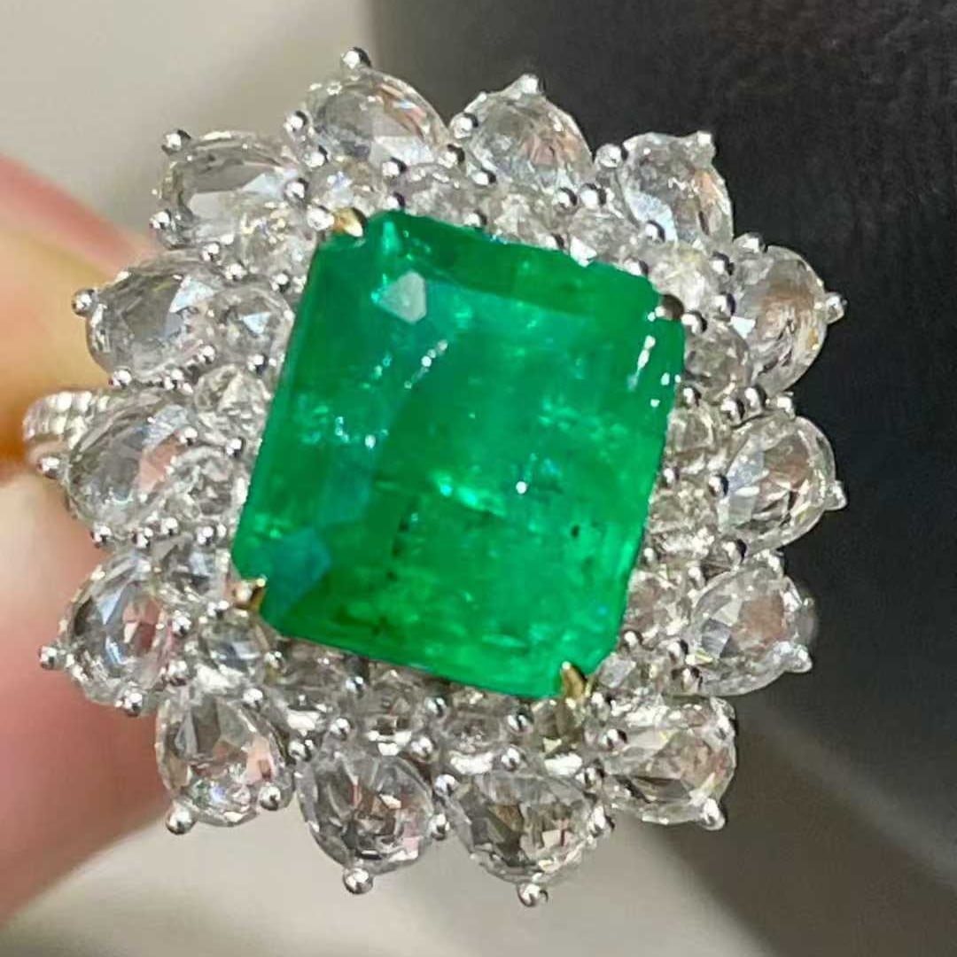14k Gold 3 Ct Vivid Green Natural Emerald & Sapphire & Diamond Ring - 4