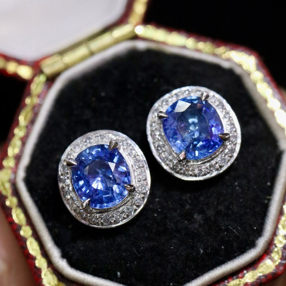 14k Gold 2.02 Ctw Natural Sapphire & Diamond Earrings: Ref:231036234 // gold content:14k gold // main gemstone:sapphire // shape:oval // carat weight:1. 86ct // color:blue // treatment:natural // // adjacent gemstone 2 : diamond // shape:round // carat
