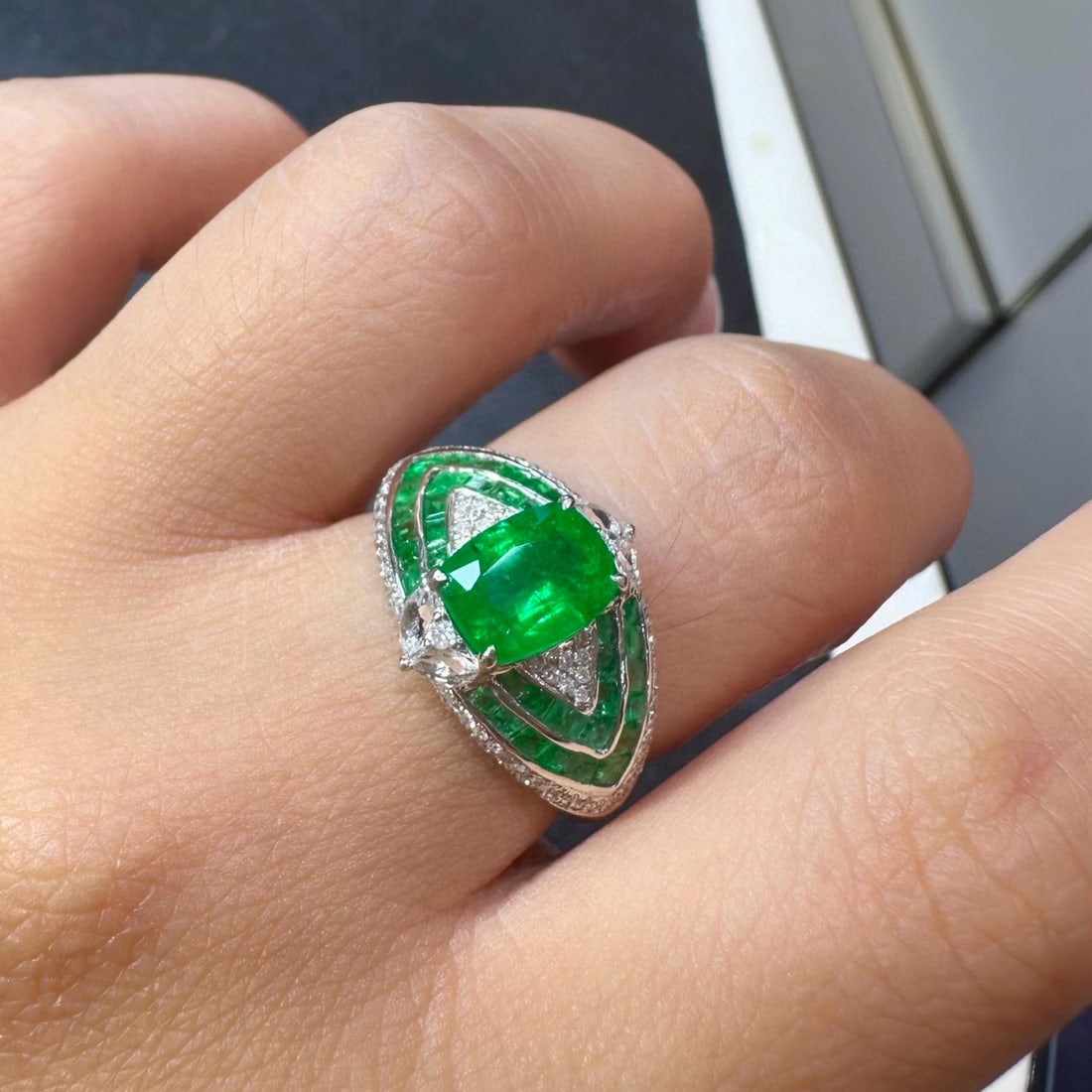 14k Gold 1.63 Ctw Vivid Green Natural Emerald & Diamond Ring - 3