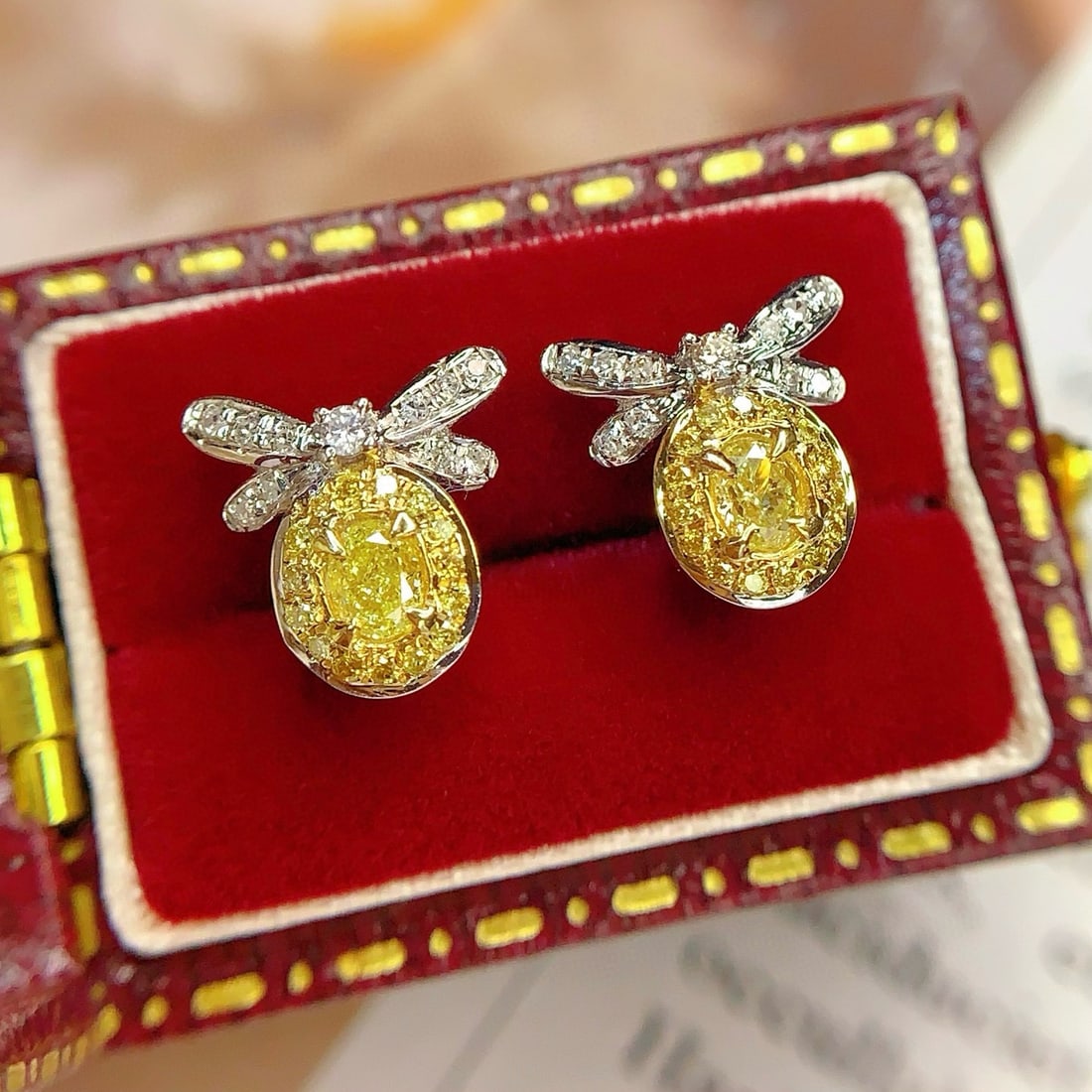14k Gold 0.48 Ct Natural Yellow Diamond & Diamond Earrings: Ref:231036250 // gold content:14k gold // main gemstone:yellow diamond // shape:oval // carat weight:0. 48ct // color:yellow // treatment:natural // // adjacent gemstone 2 : diamond // number of stone