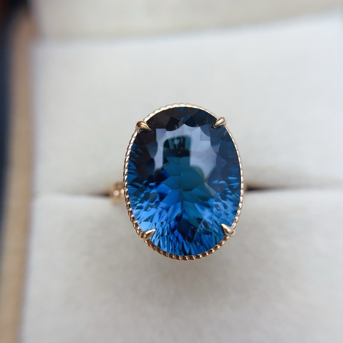 14k Gold 13.00 Ct Natural Topaz Ring: Ref:231036262 // gold content:14k gold // ring size:7. 25us // // main gemstone:topaz // shape:oval // carat weight:13. 00ct // color:blue // treatment:natural // High Estimate: 3300 Condition: New