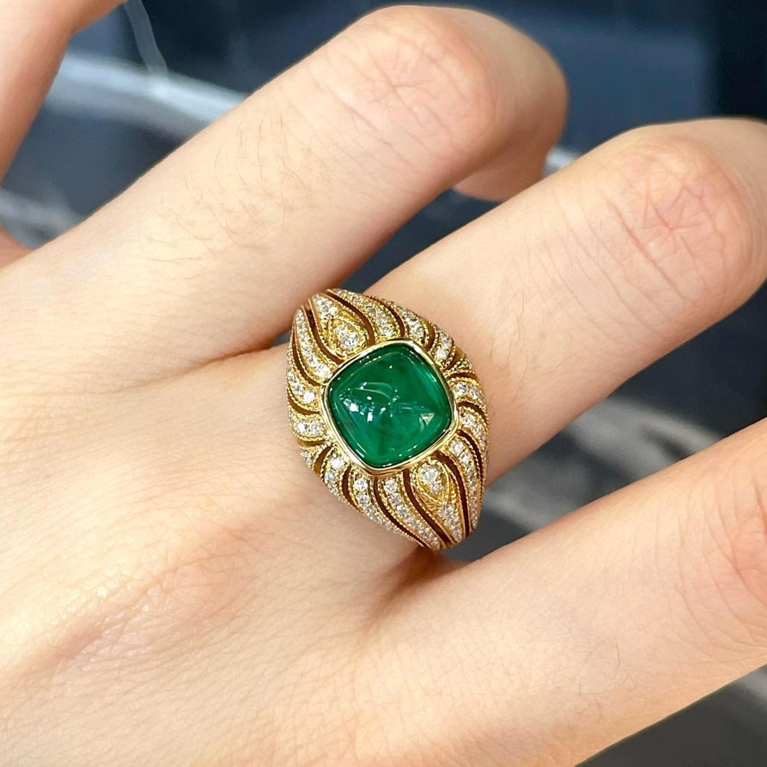 14k Gold 2 Ct Vivid Green Natural Emerald & Diamond Ring: Ref:231036267 // gold content:14k gold // ring size:7. 25us // // main gemstone:emerald // shape:suger-loaf // carat weight:2ct // color:vivid green // treatment:natural // // adjacent gemstone 2 : di