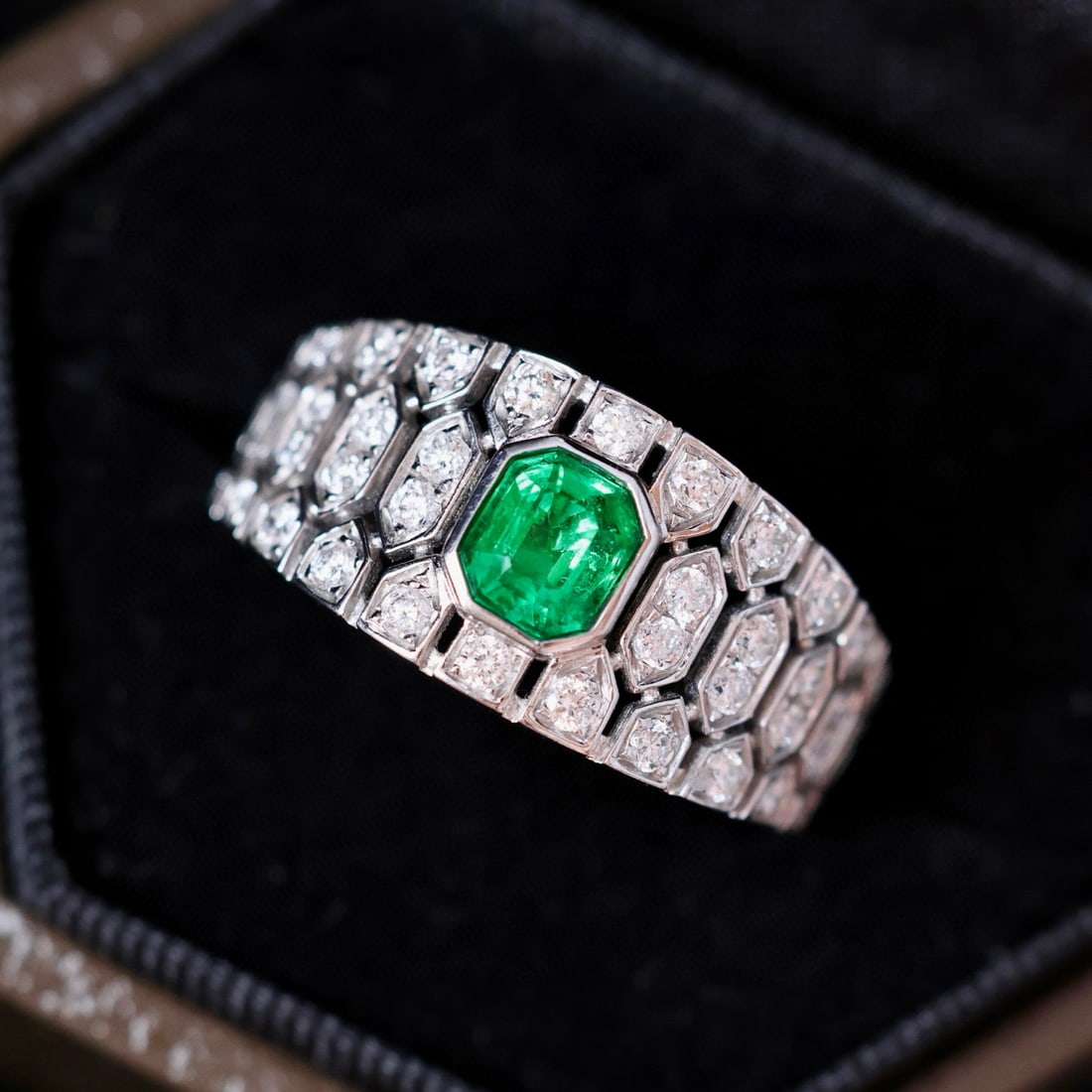 14k Gold 0.60 Ctw Vivid Green Natural Emerald & Diamond Ring - 2