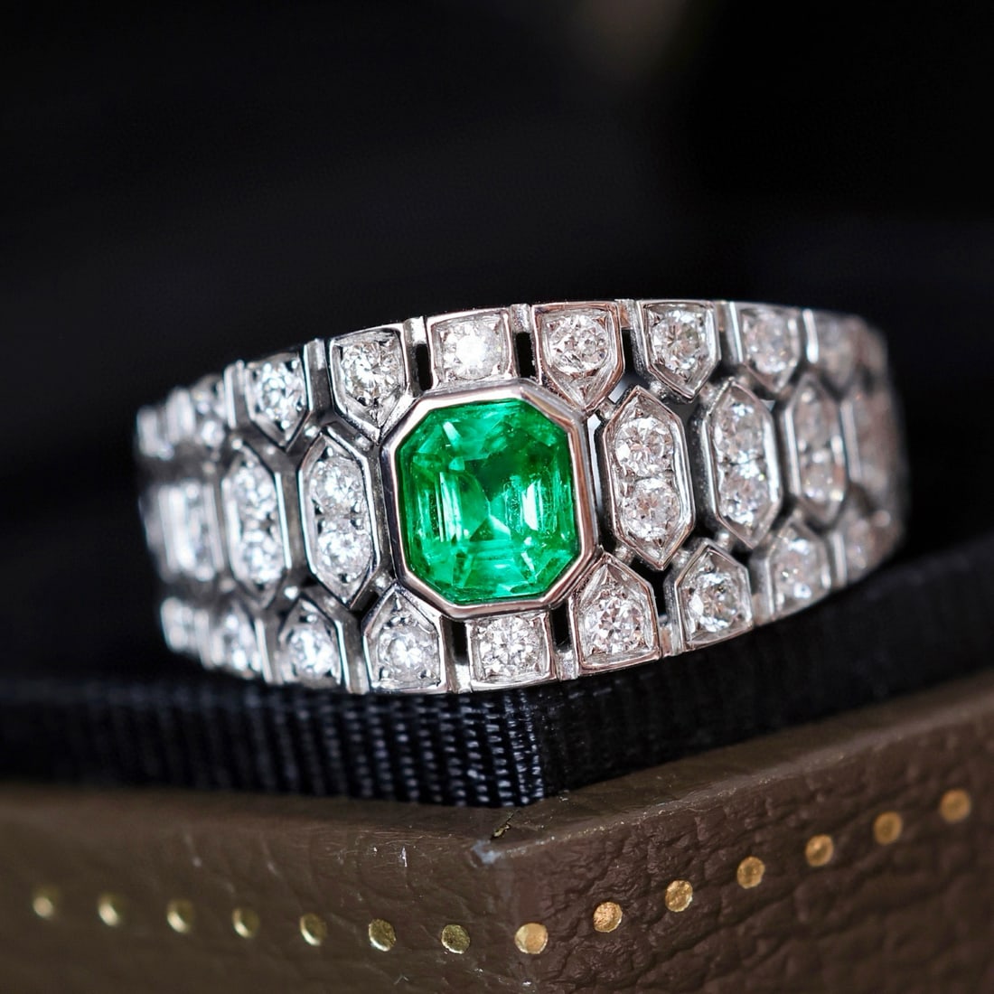 14k Gold 0.60 Ctw Vivid Green Natural Emerald & Diamond Ring - 3