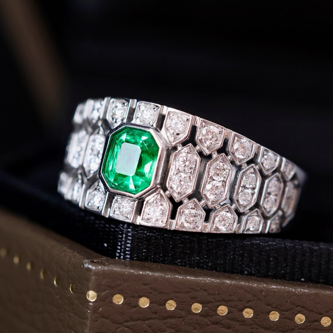 14k Gold 0.60 Ctw Vivid Green Natural Emerald & Diamond Ring - 4