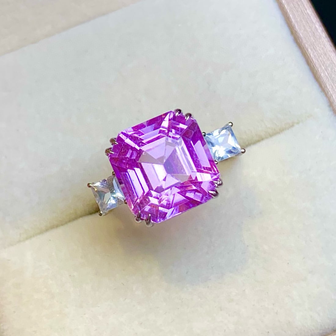 14k Gold 11.3 Ct Natural Kunzite & Sapphire Ring: Ref:231036278 // gold content:14k gold // ring size:7. 25us // // main gemstone:kunzite // shape:octagonal // carat weight:11. 3ct // color:purple // treatment:natural // // adjacent gemstone 2 :