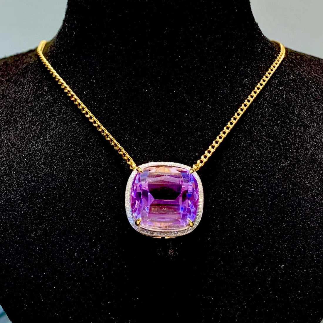 14k Gold 20.2 Ct Natural Kunzite & Diamond Necklace: Ref:231036279 // gold content:14k gold // main gemstone:kunzite // shape:cushion // carat weight:20. 2ct // color:purple // treatment:natural // // adjacent gemstone 2 : diamond // shape:round //