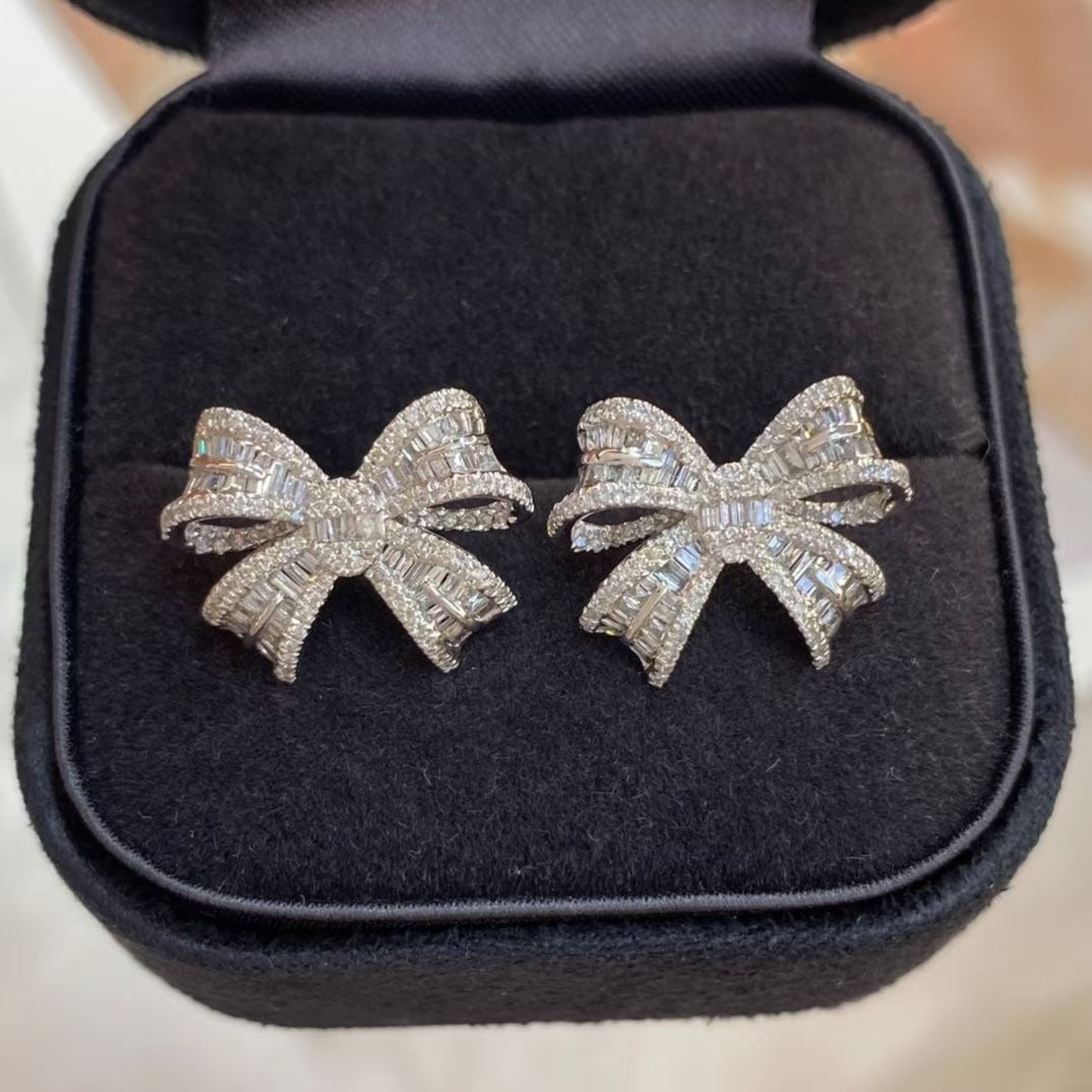 14k Gold 1 Ct Natural H Diamond Earrings: Ref:231036302 // gold content:14k gold // main gemstone:diamond // shape:multiply // carat weight:1ct // clarity grade:vs-si // color:h // treatment:natural // Low Estimate: 2600 Condition: New High