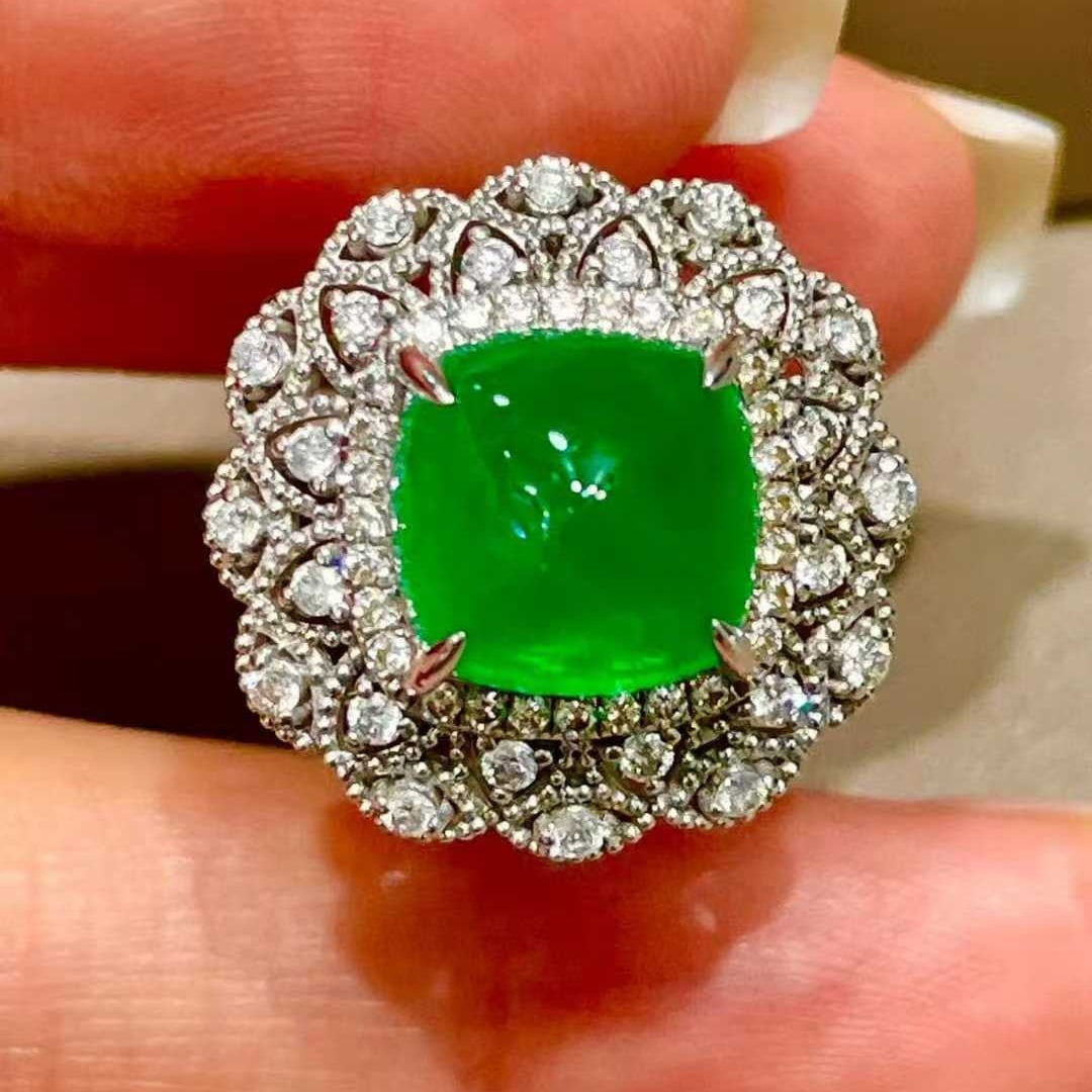 14k Gold 4.5 Ct Vivid Green Natural Emerald & Diamond Ring: Ref:231036321 // gold content:14k gold // ring size:7. 25us // // main gemstone:emerald // shape:suger-loaf // carat weight:4. 5ct // color:vivid green // treatment:natural // // adjacent gemstone 2 :