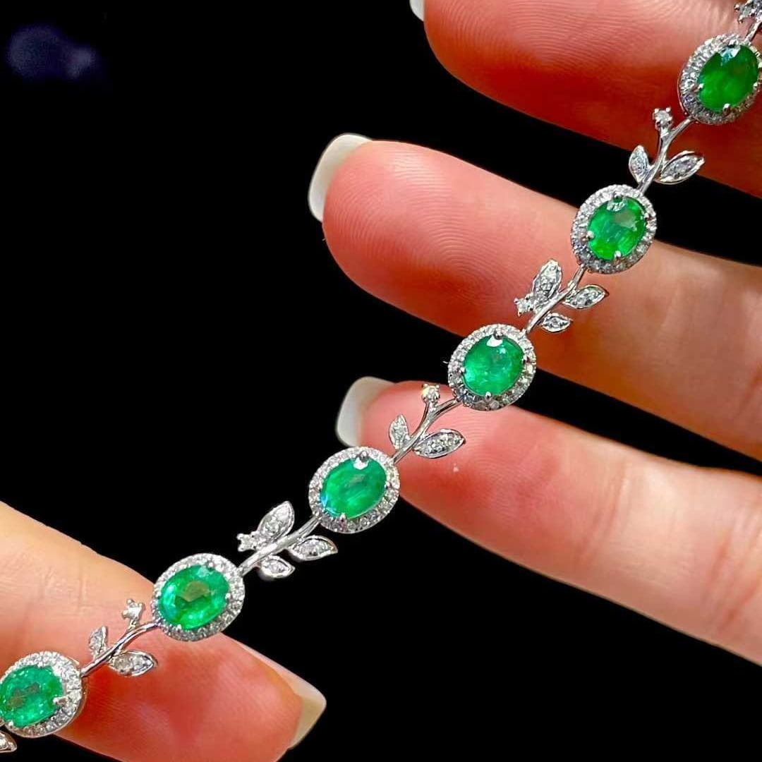 14k Gold 4.5 Ct Vivid Green Natural Emerald & Diamond Bracelet: Ref:231036327 // gold content:14k gold // main gemstone:emerald // shape:oval // carat weight:4. 5ct // color:vivid green // treatment:natural // // adjacent gemstone 2 : diamond // shape:round // cla