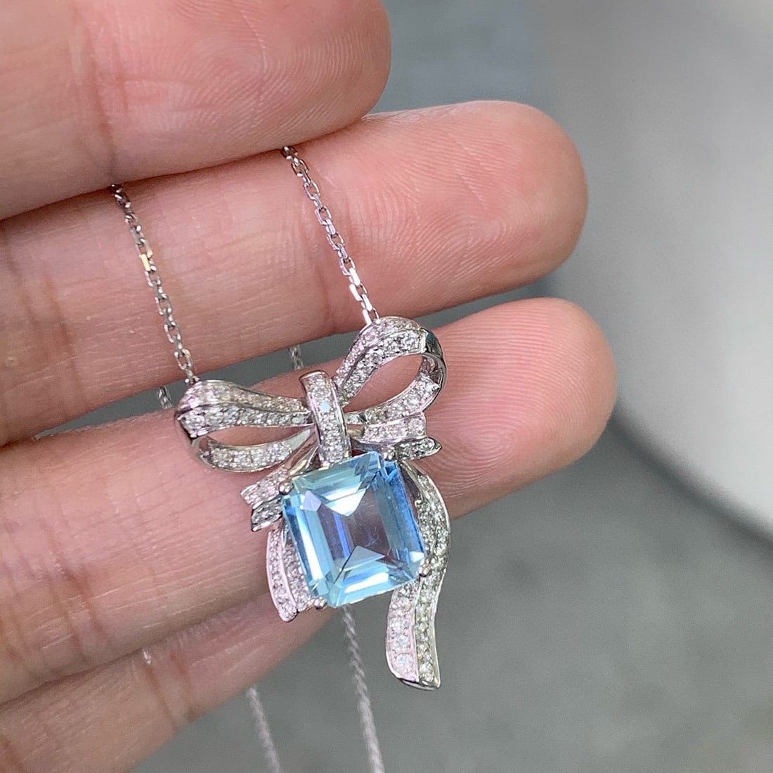 14k Gold 3.17 Ctw Natural Aquamarine & Diamond Necklace: Ref:231036331 // gold content:14k gold // main gemstone:aquamarine // shape:octagonal // carat weight:2. 73ct // color:blue // treatment:natural // // adjacent gemstone 2 : diamond // shape:round //