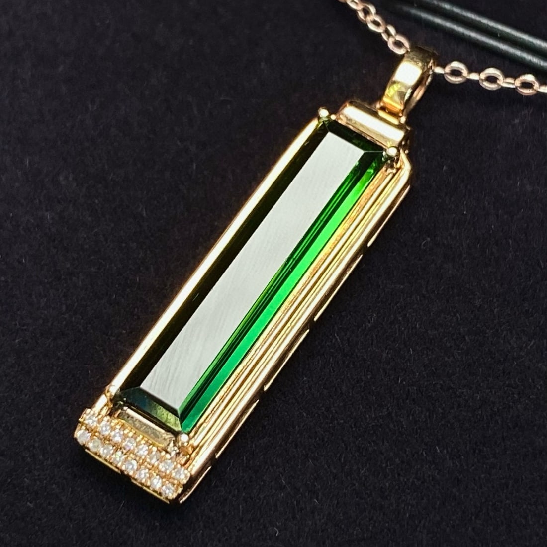14k Gold 2.95 Ct Natural Tourmaline & Diamond Pendant( Without Chain ): Ref:231036335 // gold content:14k gold // main gemstone:tourmaline // shape:rectangle // carat weight:2. 95ct // color:green // treatment:natural // // adjacent gemstone 2 : diamond // number of
