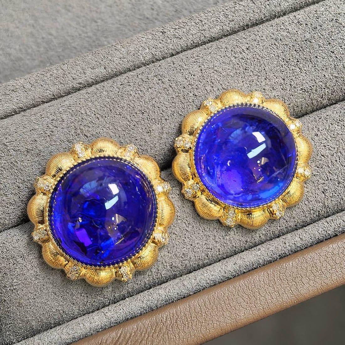 14k Gold 17.33 Ct Natural Tanzanite & Diamond Earrings: Ref:231036339 // gold content:14k gold // main gemstone:tanzanite // shape:round // carat weight:17. 33ct // color:blue // treatment:natural // cut grade:g // // adjacent gemstone 2 : diamond //
