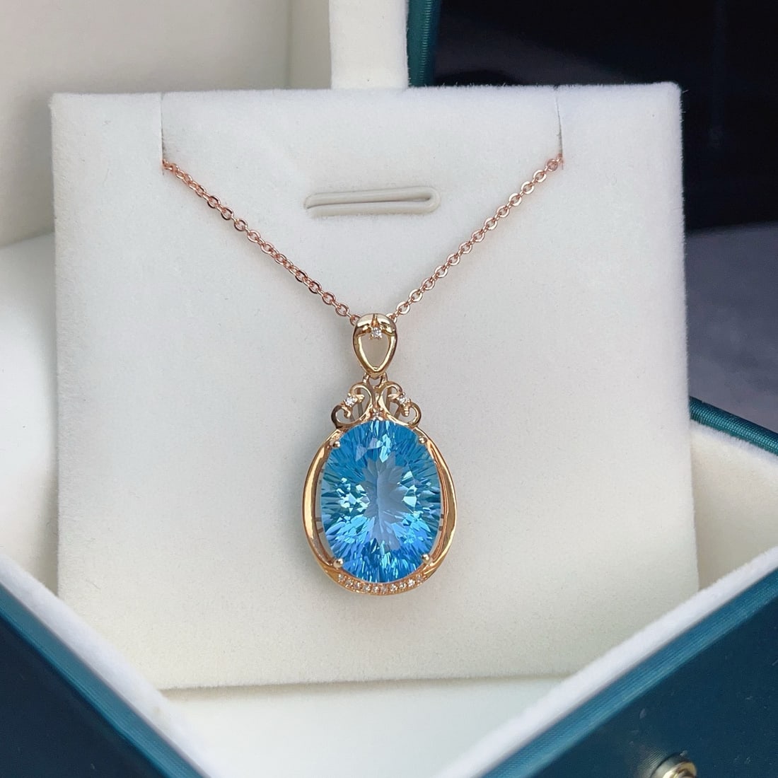 14k Gold 10.90 Ct Natural Topaz & Diamond Pendant( Without Chain ): Ref:231036347 // gold content:14k gold // main gemstone:topaz // shape:oval // carat weight:10. 90ct // color:blue // treatment:natural // // adjacent gemstone 2 : diamond // number of stones:14 //