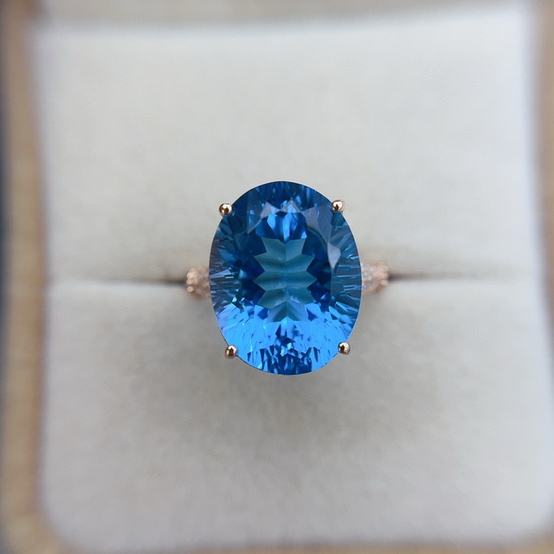 14k Gold 10.75 Ct Natural Topaz & Diamond Ring: Ref:231036348 // gold content:14k gold // ring size:7. 25us // // main gemstone:topaz // shape:oval // carat weight:10. 75ct // color:blue // treatment:natural // // adjacent gemstone 2 : diamond // n