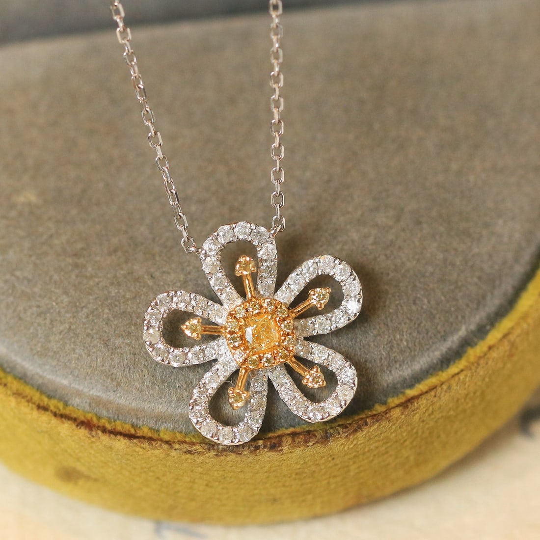 14k Gold 0.5 Ct Natural Color Diamond & Flowers Necklace: Ref:231036364 // gold content:14k gold // main gemstone:diamond // shape:multiply // carat weight:0. 5ct // clarity grade:vs-si // color:color // treatment:natural // Low Estimate: 2600 High