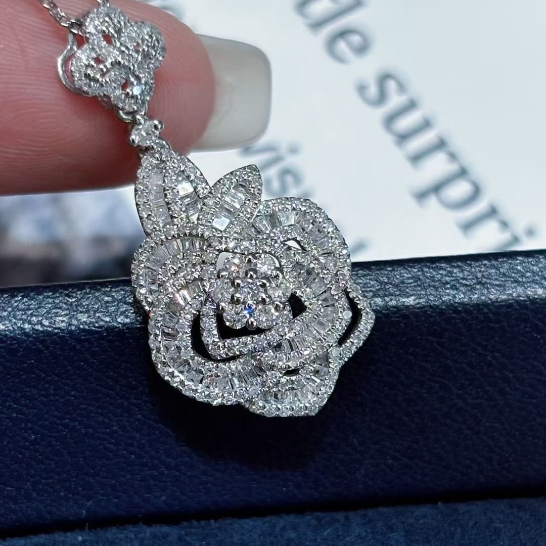 14k Gold 0.9 Ct Natural H Diamond Pendant( Without Chain ): Ref:231036369 // gold content:14k gold // main gemstone:diamond // shape:multiply // carat weight:0. 9ct // clarity grade:vs-si // color:h // treatment:natural // High Estimate: 3300 Condition: New