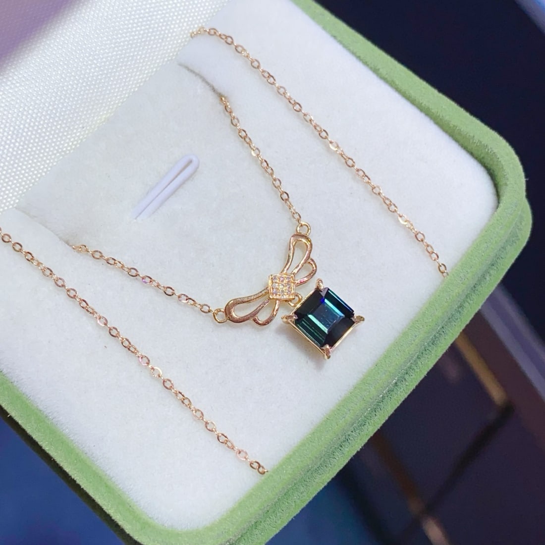 14k Gold 2.5 Ct Natural Tourmaline & Diamond Necklace: Ref:231036380 // gold content:14k gold // main gemstone:tourmaline // shape:octagonal // carat weight:2. 5ct // color:green // treatment:natural // // adjacent gemstone 2 : diamond // number of