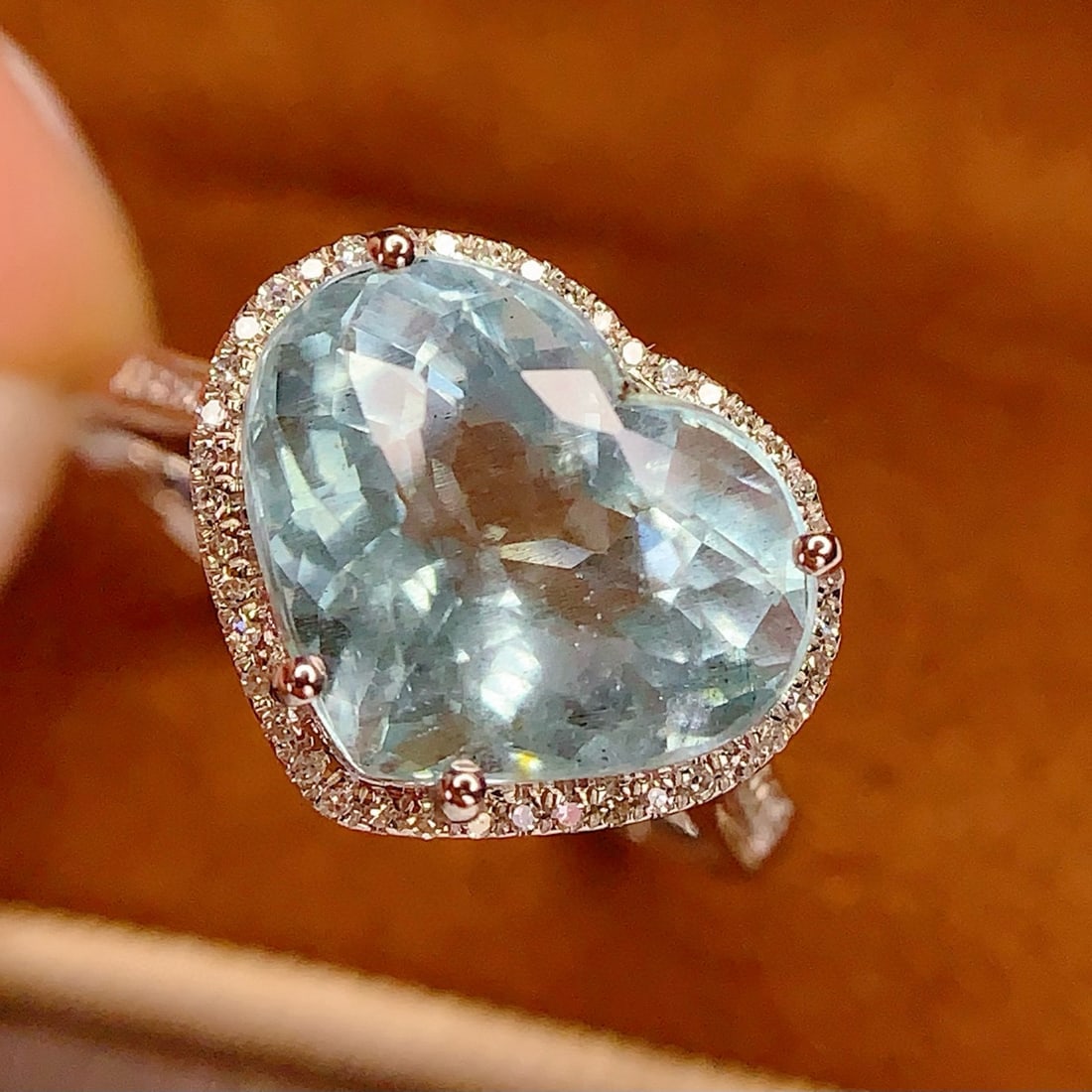 14k Gold 5.16 Ct Natural Aquamarine & Diamond Ring: Ref:231036381 // gold content:14k gold // ring size:7. 25us // // main gemstone:aquamarine // shape:heart // carat weight:5. 16ct // color:blue // treatment:natural // // adjacent gemstone 2 :