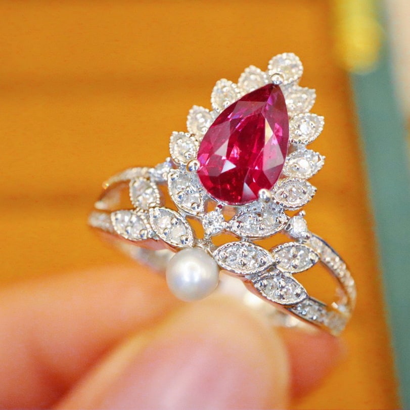 14k Gold 1.34 Ctw Natural Ruby & Diamond Ring: Ref:231036400 // gold content:14k gold // ring size:7. 25us // // main gemstone:ruby // shape:pear // carat weight:1. 10ct // color:red // treatment:natural // // adjacent gemstone 2 : diamond // numb