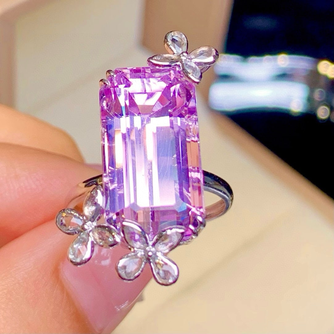 14k Gold 16.26 Ct Natural Kunzite & Sapphire Ring: Ref:231036407 // gold content:14k gold // ring size:7. 25us // // main gemstone:kunzite // shape:octagonal // carat weight:16. 26ct // color:purple // treatment:natural // // adjacent gemstone 2 :