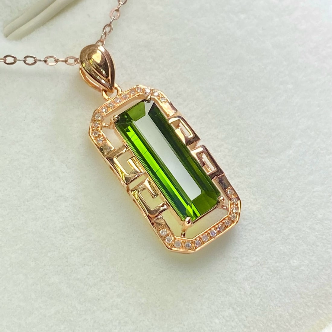 14k Gold 2.6 Ct Natural Tourmaline & Diamond Pendant( Without Chain ): Ref:231036439 // gold content:14k gold // main gemstone:tourmaline // shape:octagonal // carat weight:2. 6ct // color:green // treatment:natural // // adjacent gemstone 2 : diamond // number of