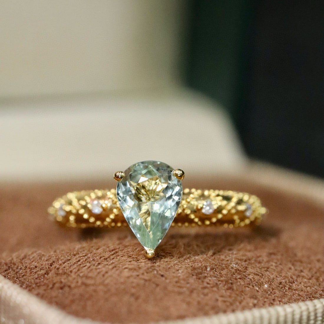 14k Gold 0.81 Ctw Natural Paraiba Tourmaline & Diamond Ring: Ref:231036440 // gold content:14k gold // ring size:7. 25us // // main gemstone:paraiba tourmaline // shape:pear // carat weight:0. 76ct // color:blue // treatment:natural // // adjacent gemstone 2 :