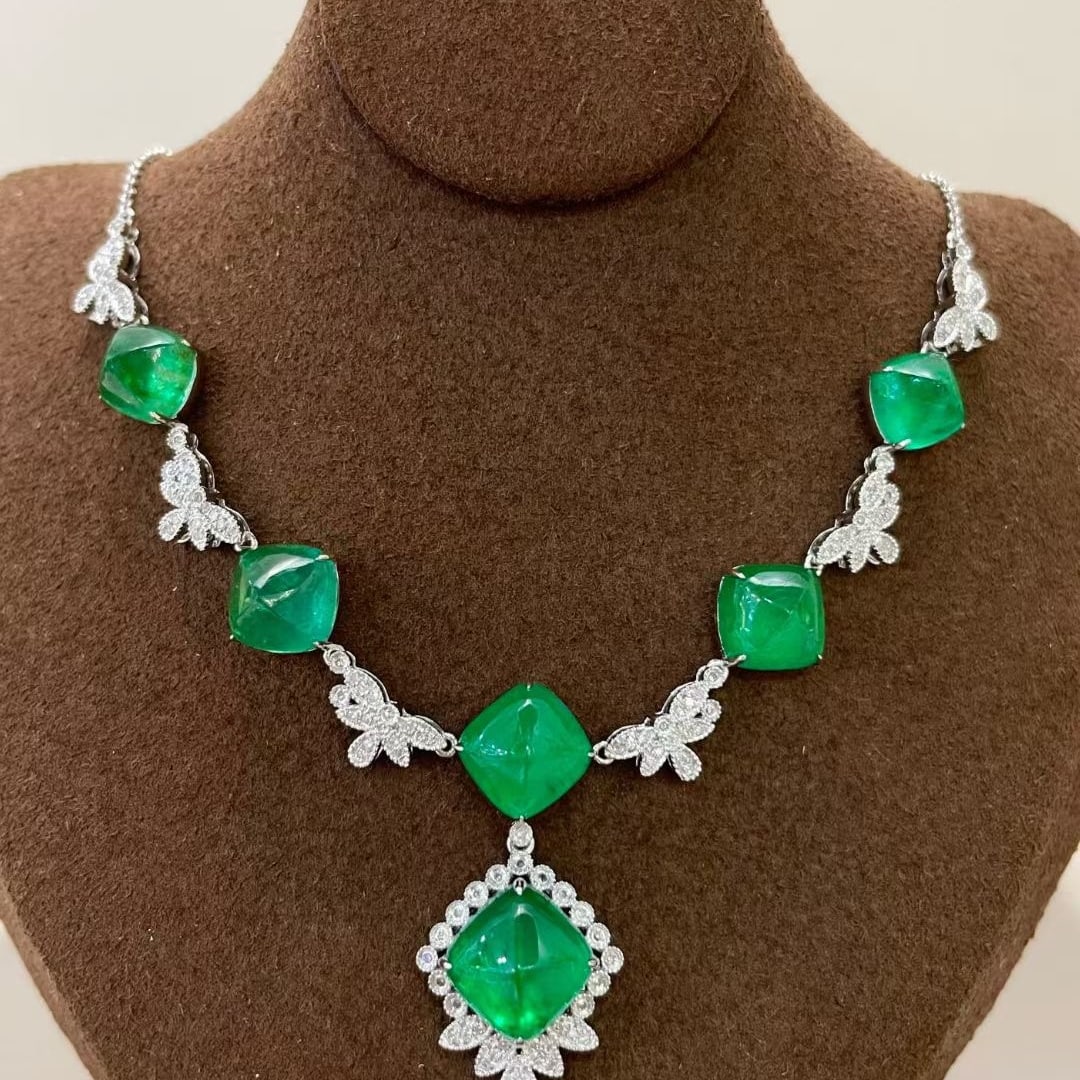 14k Gold 13.5 Ct Vivid Green Natural Emerald & Diamond Necklace: Ref:231037001 // gold content:14k gold // main gemstone:emerald // shape:suger-loaf // carat weight:13. 5ct // color:vivid green // treatment:natural // // adjacent gemstone 2 : diamond //