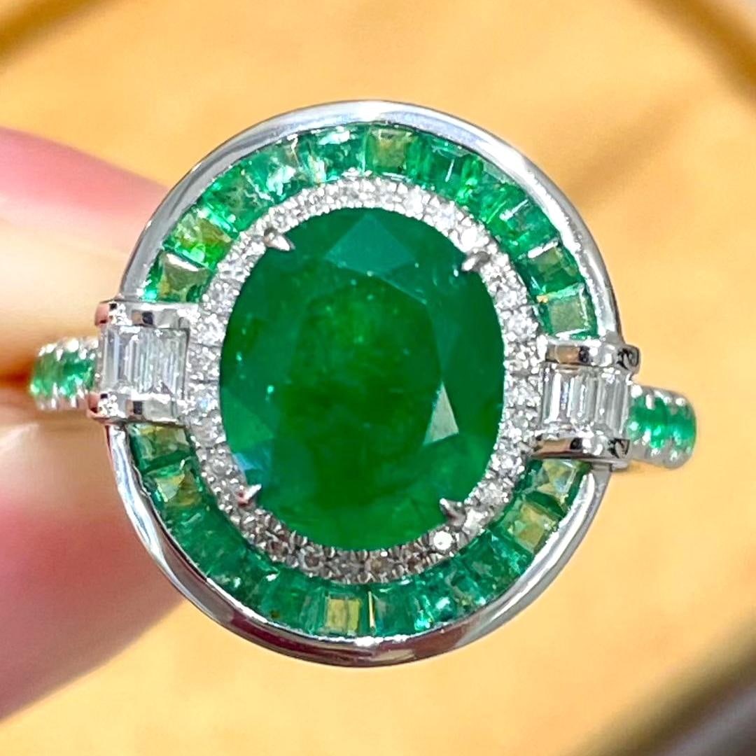14k Gold 3.73 Ct Vivid Green Natural Emerald & Diamond & Emerald Ring: Ref:231037002 // gold content:14k gold // ring size:7. 25us // // main gemstone:emerald // shape:oval // carat weight:3. 73ct // color:vivid green // treatment:natural // // adjacent gemstone 2 :