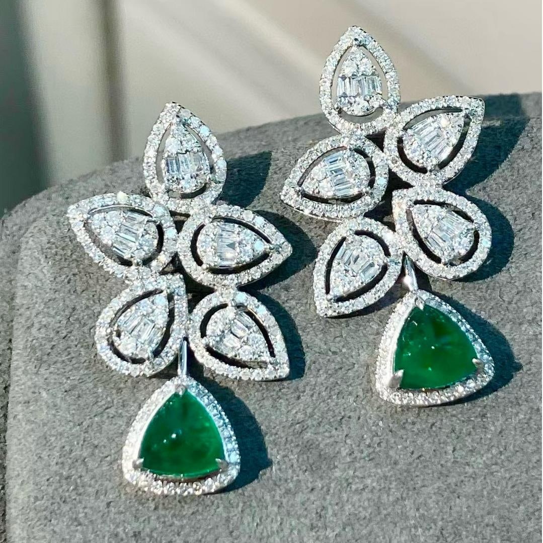 14k Gold 2.42 Ctw Vivid Green Natural Emerald & Diamond Earrings: Ref:231037065 // gold content:14k gold // main gemstone:emerald // shape:triangle // carat weight:1. 52ct // color:vivid green // treatment:natural // // adjacent gemstone 2 : diamond //