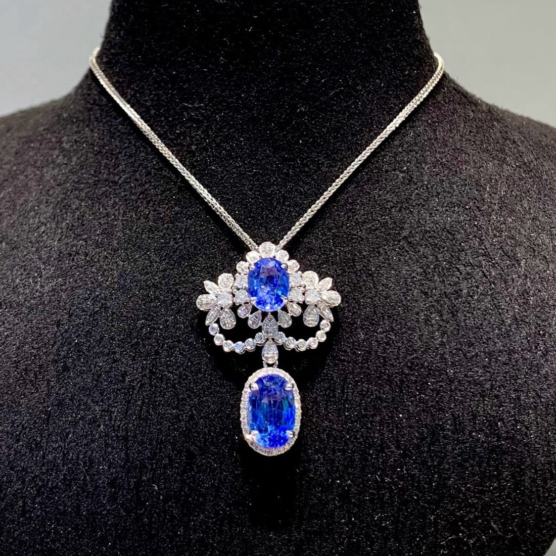 14k Gold 3.5 Ct Natural Sapphire & Diamond Pendant( Without Chain ): Ref:231037071 // gold content:14k gold // main gemstone:sapphire // shape:oval // carat weight:3. 5ct // color:blue // treatment:natural // // adjacent gemstone 2 : diamond // shape:round // clarity