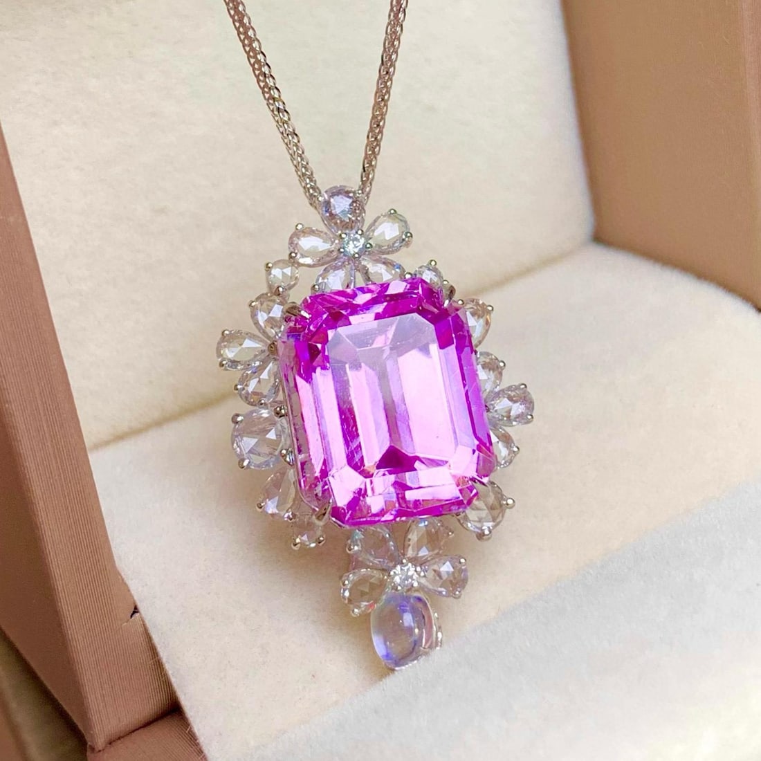 14k Gold 11.2 Ct Natural Kunzite & Sapphire & Diamond Pendant( Without Chain ): Ref:231037074 // gold content:14k gold // main gemstone:kunzite // shape:octagonal // carat weight:11. 2ct // color:purple // treatment:natural // // adjacent gemstone 2 : sapphire // shape:multiply