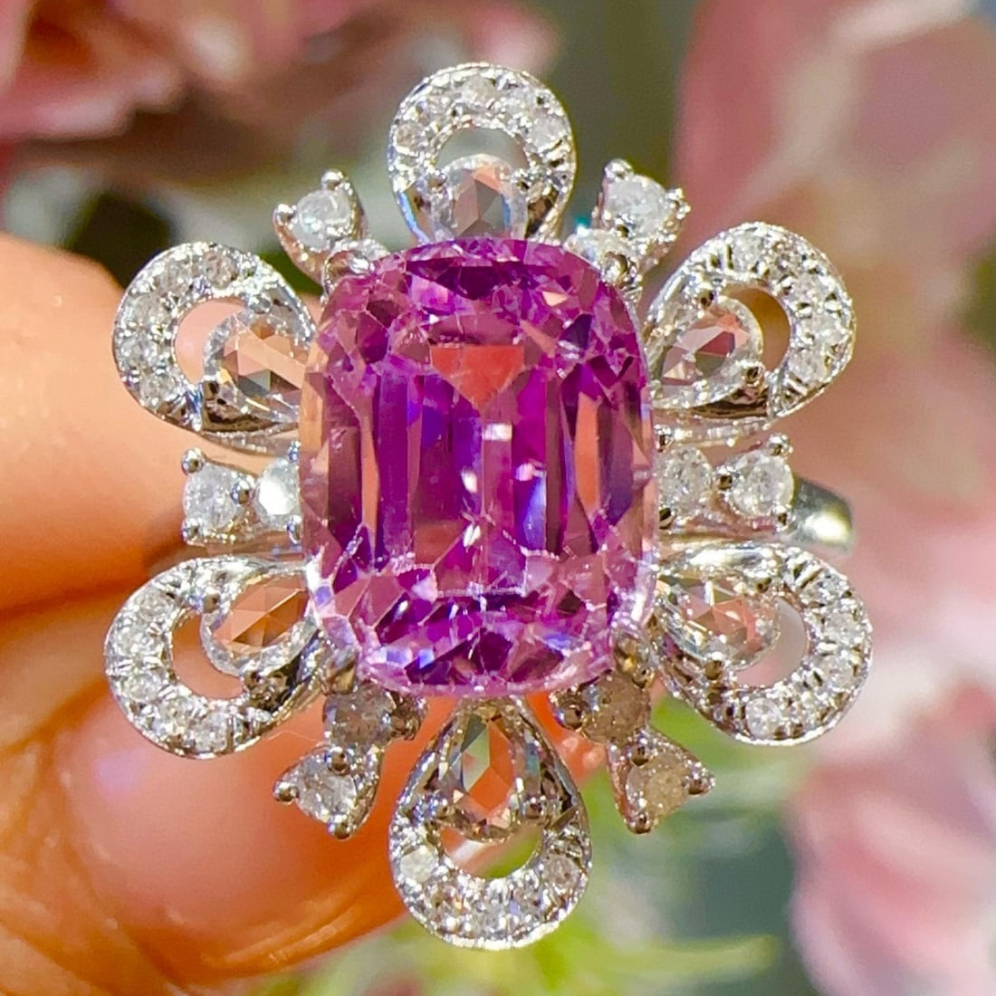 14k Gold 3.9 Ct Natural Kunzite & Diamond Ring: Ref:231037075 // gold content:14k gold // ring size:7. 25us // // main gemstone:kunzite // shape:cushion // carat weight:3. 9ct // color:purple // treatment:natural // // adjacent gemstone 2 :