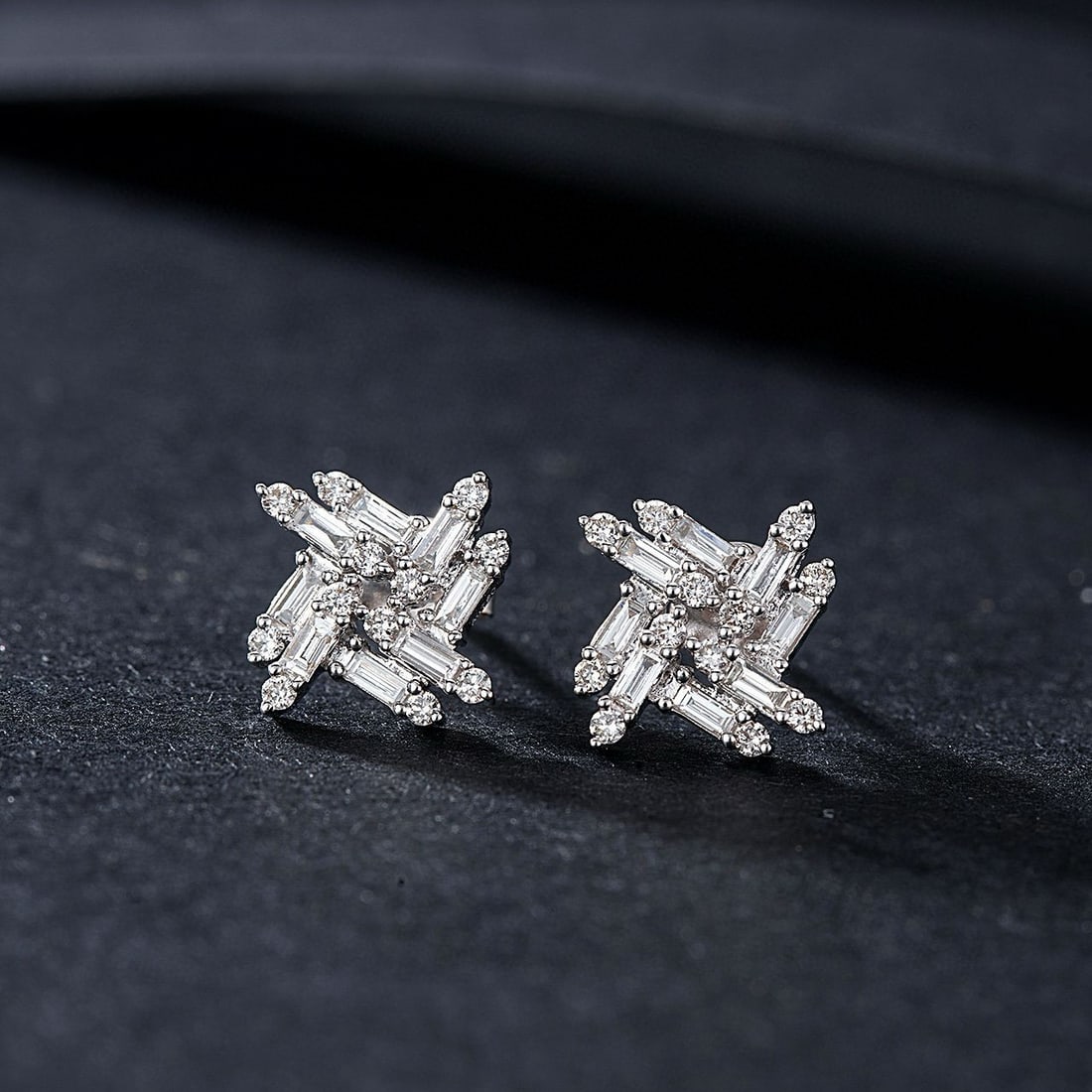 14k Gold 0.46 Ctw Natural H Diamond Earrings: Ref:231037083 // gold content:14k gold // main gemstone:diamond // shape:baguette // carat weight:0. 28ct // clarity grade:vs-si // color:h // treatment:natural // // adjacent gemstone 2 : diamond //