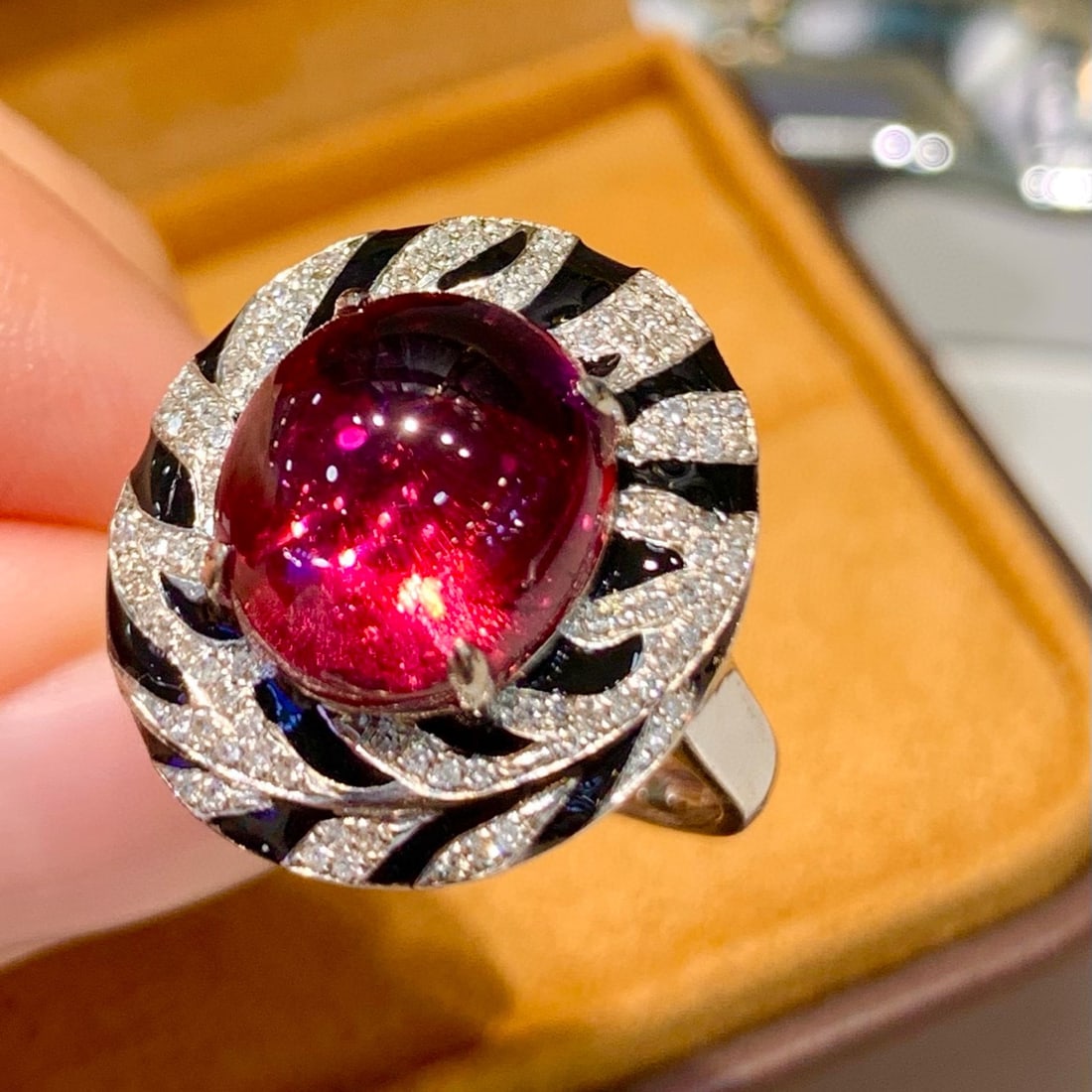 14k Gold 6 Ct Natural Tourmaline & Diamond Ring: Ref:231037111 // gold content:14k gold // ring size:7. 25us // // main gemstone:tourmaline // shape:oval // carat weight:6ct // color:red // treatment:natural // // adjacent gemstone 2 : diamond //