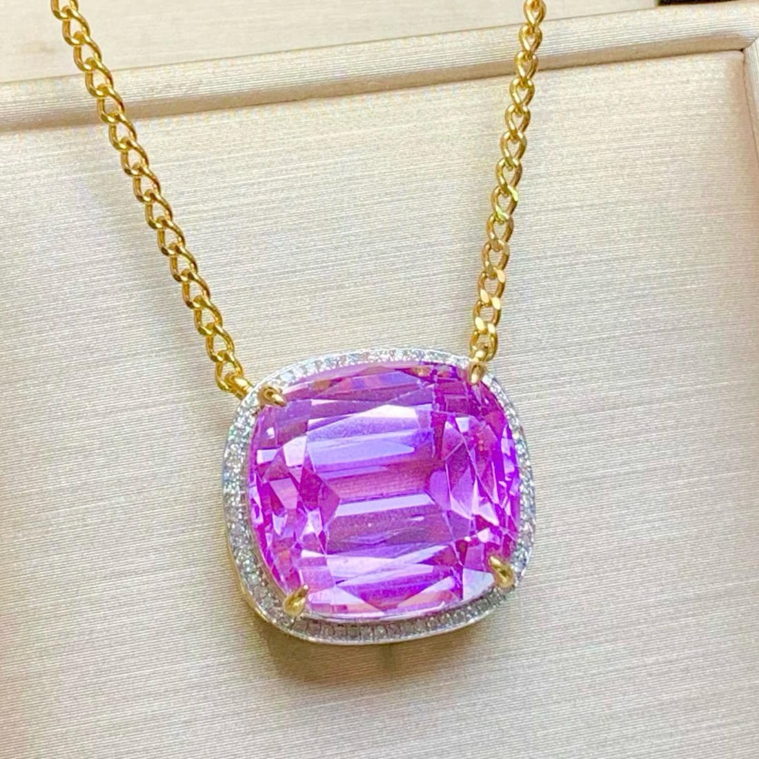 14k Gold 20.2 Ct Natural Kunzite & Diamond Necklace: Ref:231037122 // gold content:14k gold // main gemstone:kunzite // shape:cushion // carat weight:20. 2ct // color:purple // treatment:natural // // adjacent gemstone 2 : diamond // shape:round // clar