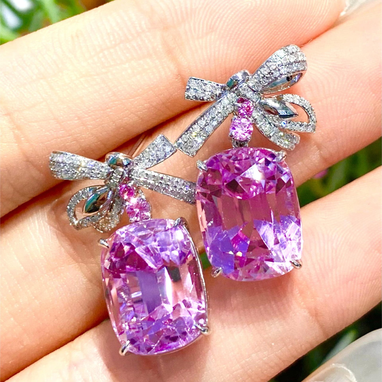 14k Gold 23.8 Ct Natural Kunzite & Diamond Ring: Ref:231037124 // gold content:14k gold // ring size:7. 25us // // main gemstone:kunzite // shape:cushion // carat weight:23. 8ct // color:purple // treatment:natural // // adjacent gemstone 2 : diamon