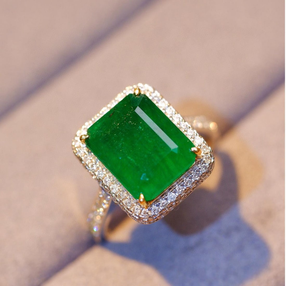 14k Gold 4.67 Ctw Vivid Green Natural Emerald & Diamond Ring: Ref:231037166 // gold content:14k gold // ring size:7. 25us // // main gemstone:emerald // shape:octagonal // carat weight:4. 09ct // color:vivid green // treatment:natural // // adjacent gemstone 2 :