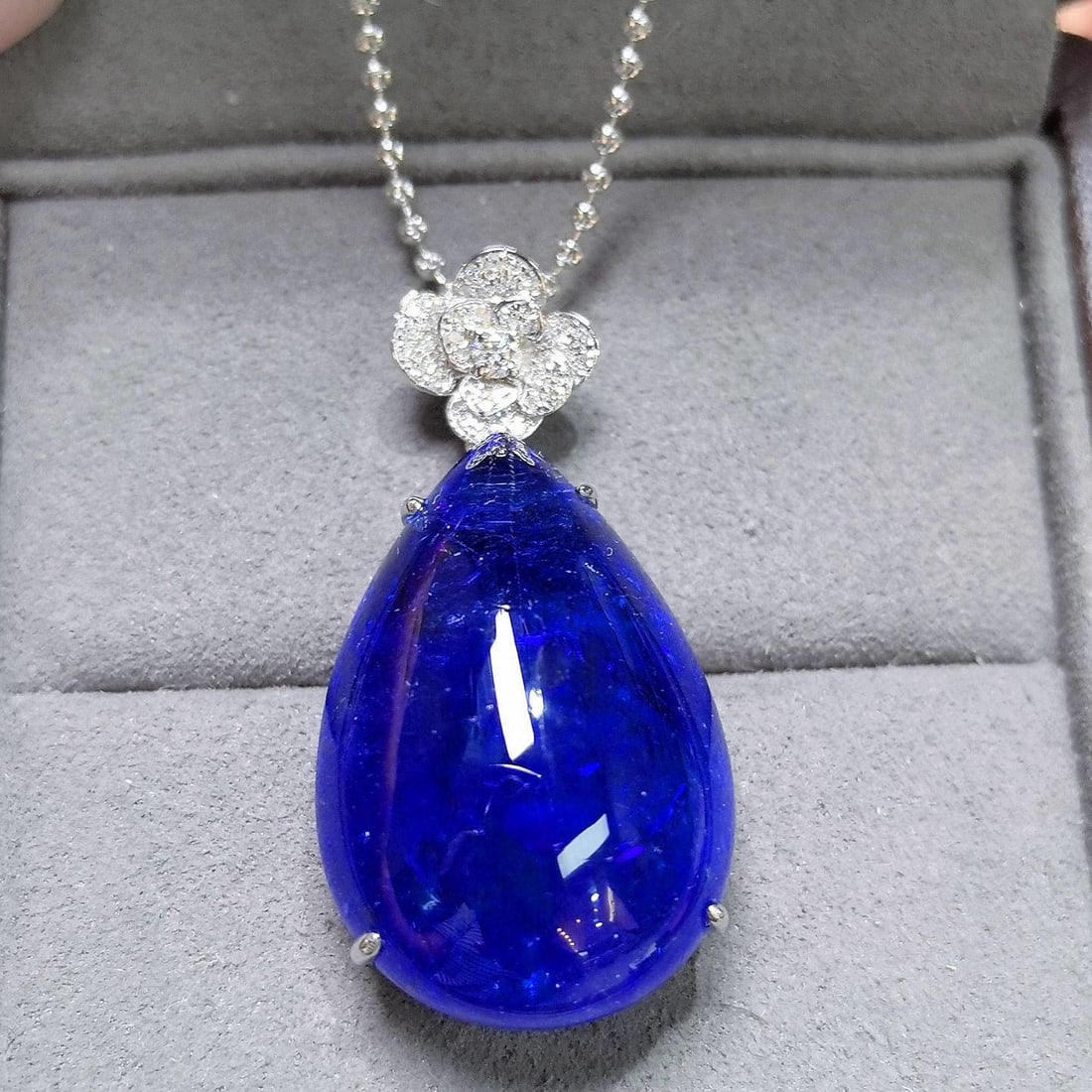 14k Gold 46.60 Ctw Natural Tanzanite & Diamond Pendant( Without Chain ): Ref:231037201 // gold content:14k gold // main gemstone:tanzanite // shape:pear // carat weight:46. 39ct // color:blue // treatment:natural // // adjacent gemstone 2 : diamond // shape:round // carat