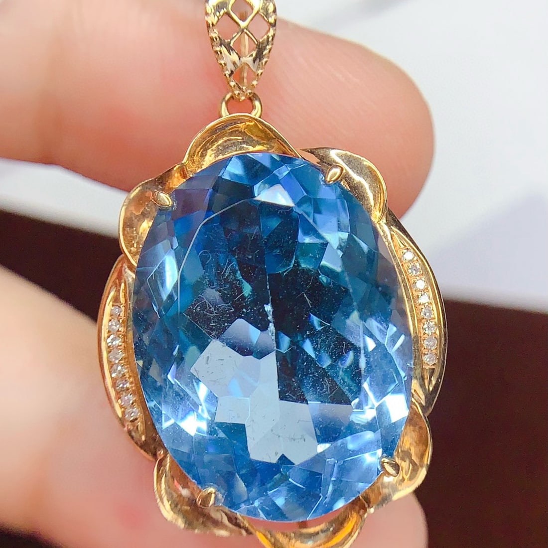 14k Gold 21.15 Ct Natural Topaz & Diamond Pendant( Without Chain ): Ref:231037209 // gold content:14k gold // main gemstone:topaz // shape:oval // carat weight:21. 15ct // color:blue // treatment:natural // // adjacent gemstone 2 : diamond // number of stones:16 //
