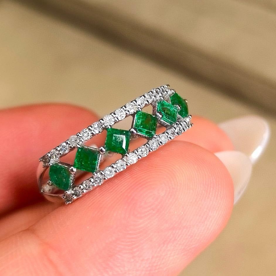 14k Gold 0.96 Ctw Vivid Green Natural Emerald & Diamond Ring: Ref:231037222 // gold content:14k gold // ring size:7. 25us // // main gemstone:emerald // shape:square // carat weight:0. 70ct // color:vivid green // treatment:natural // // adjacent gemstone 2 : di