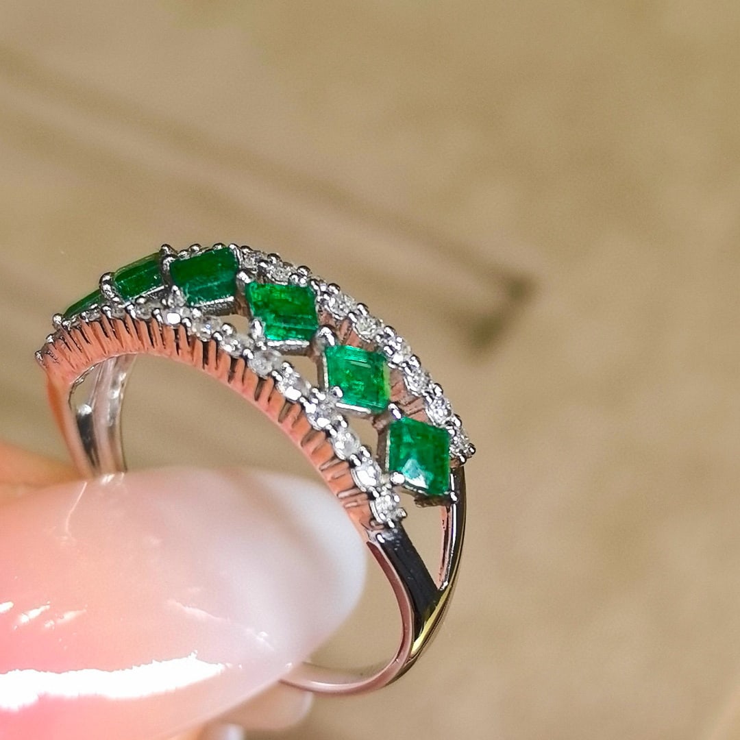 14k Gold 0.96 Ctw Vivid Green Natural Emerald & Diamond Ring - 4