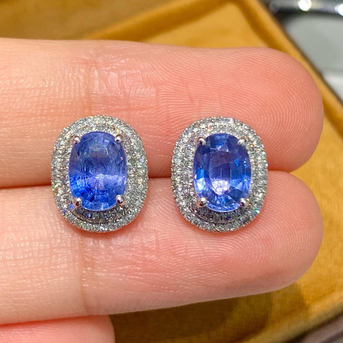 14k Gold 2.6 Ct Natural Sapphire & Diamond Earrings: Ref:231037225 // gold content:14k gold // main gemstone:sapphire // shape:oval // carat weight:2. 6ct // color:blue // treatment:natural // // adjacent gemstone 2 : diamond // shape:round // clarity