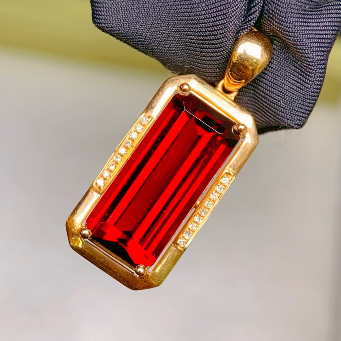 14k Gold 7.80 Ctw Natural Garnet & Diamond Pendant( Without Chain ): Ref:231037240 // gold content:14k gold // main gemstone:garnet // shape:octagonal // carat weight:7. 75ct // color:red // treatment:natural // // adjacent gemstone 2 : diamond // number of stones:18