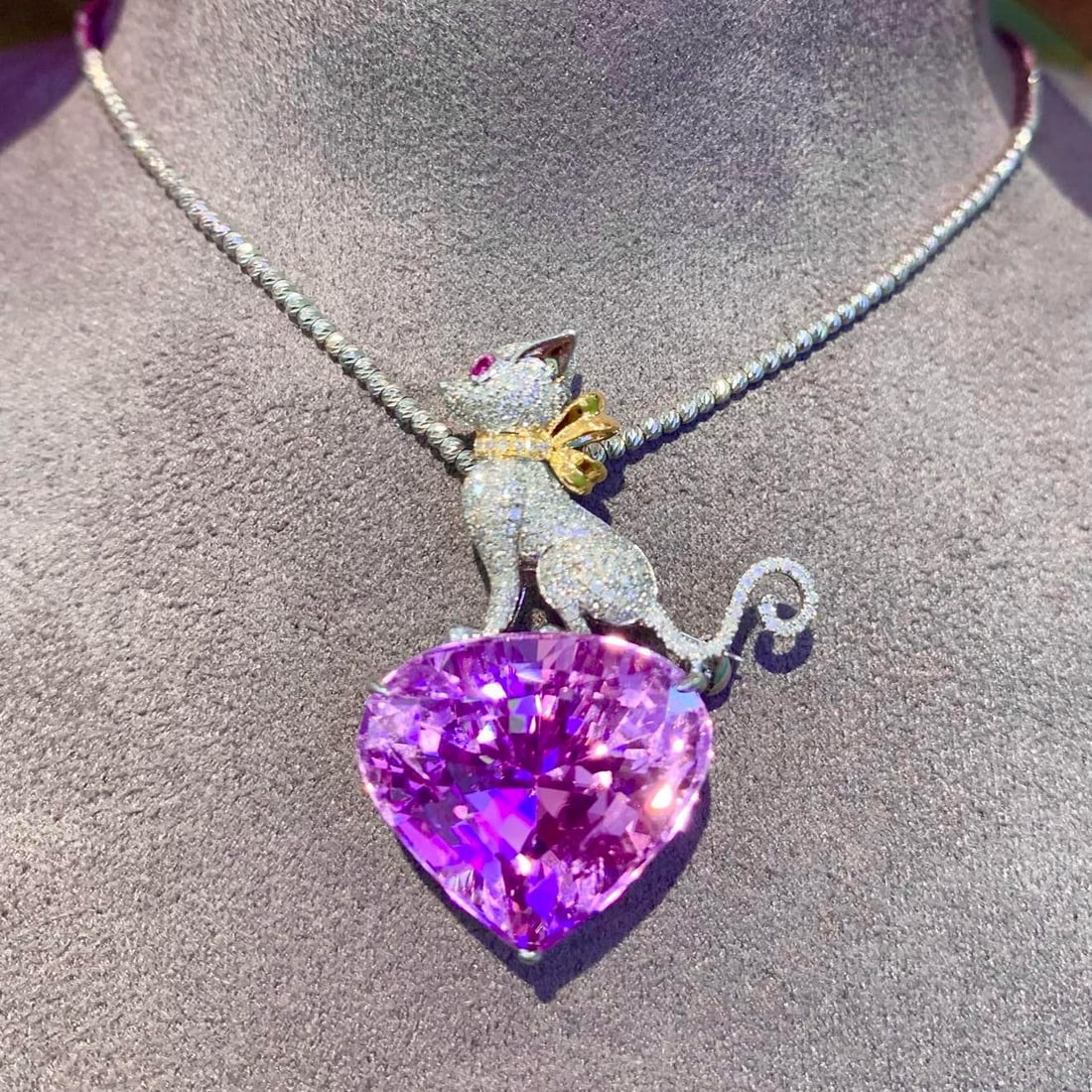 14k Gold 21.02 Ct Natural Kunzite & Diamond Brooch/pendant( Without Chain ): Ref:231037247 // gold content:14k gold // main gemstone:kunzite // shape:pear // carat weight:21. 02ct // color:purple // treatment:natural // // adjacent gemstone 2 : diamond // shape:round //