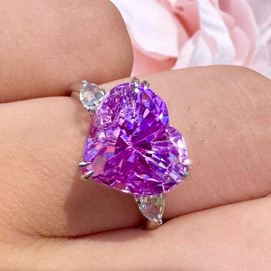 14k Gold 6.08 Ct Natural Kunzite & Diamond Ring: Ref:231037248 // gold content:14k gold // ring size:7. 25us // // main gemstone:kunzite // shape:heart // carat weight:6. 08ct // color:purple // treatment:natural // // adjacent gemstone 2 : diamond