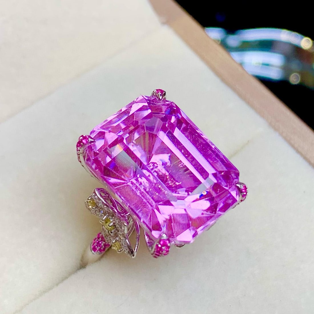 14k Gold 24.55 Ct Natural Kunzite & Diamond Ring: Ref:231037249 // gold content:14k gold // ring size:7. 25us // // main gemstone:kunzite // shape:octagonal // carat weight:24. 55ct // color:purple // treatment:natural // // adjacent gemstone 2 :