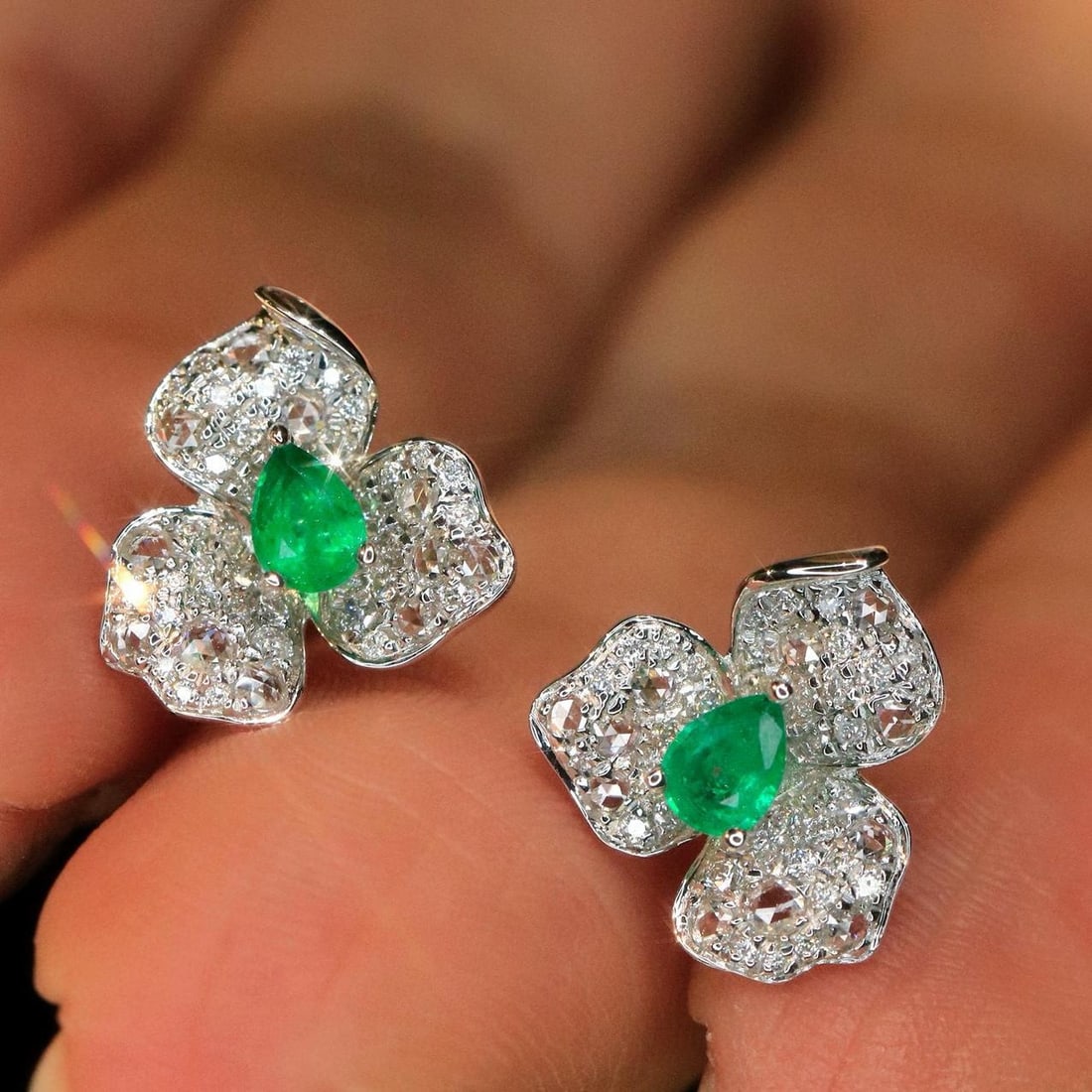 14k Gold 0.66 Ctw Vivid Green Natural Emerald & Diamond Earrings: Ref:231037256 // gold content:14k gold // main gemstone:emerald // shape:pear // carat weight:0. 26ct // color:vivid green // treatment:natural // // adjacent gemstone 2 : diamond // shape:round //