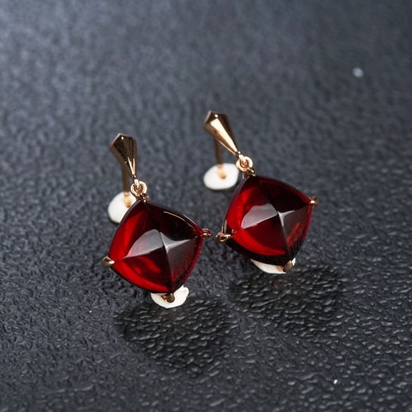14k Gold 10.78 Ct Natural Garnet Earrings: Ref:231038030 // gold content:14k gold // main gemstone:garnet // shape:suger-loaf // carat weight:10. 78ct // color:red // treatment:natural // Condition: New Low Estimate: 2400.00 High Estimate: 360