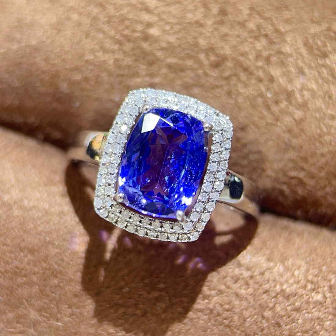 14k Gold 3.37 Ctw Natural Tanzanite & Diamond Ring: Ref:231038066 // gold content:14k gold // ring size:7. 25us // // main gemstone:tanzanite // shape:cushion // carat weight:2. 95ct // color:blue // treatment:natural // // adjacent gemstone 2 :
